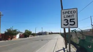 conducir significativamente por debajo del límite de velocidad es