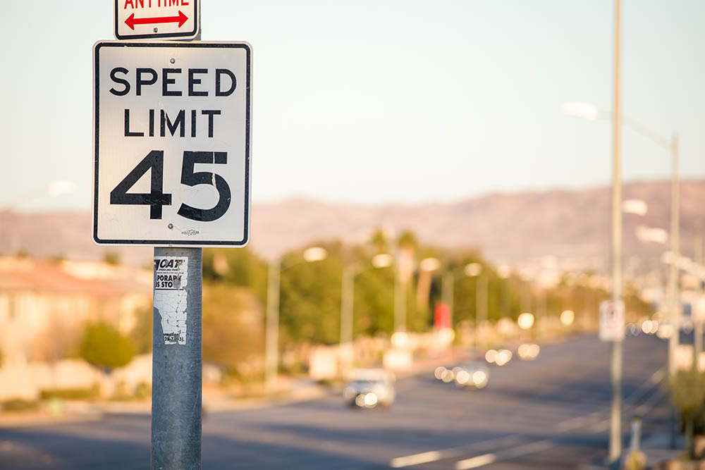 es ilegal manejar bajo el límite de velocidad cuando​